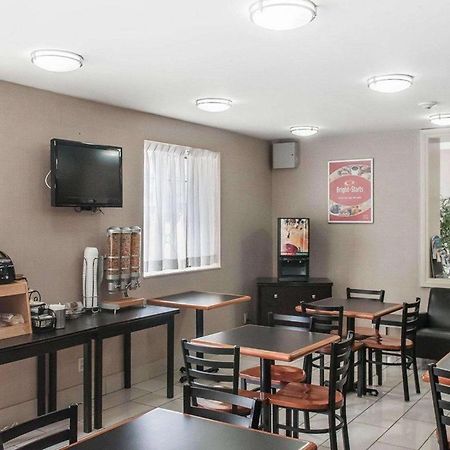 Econo Lodge Inn & Suites Downtown Toronto Buitenkant foto