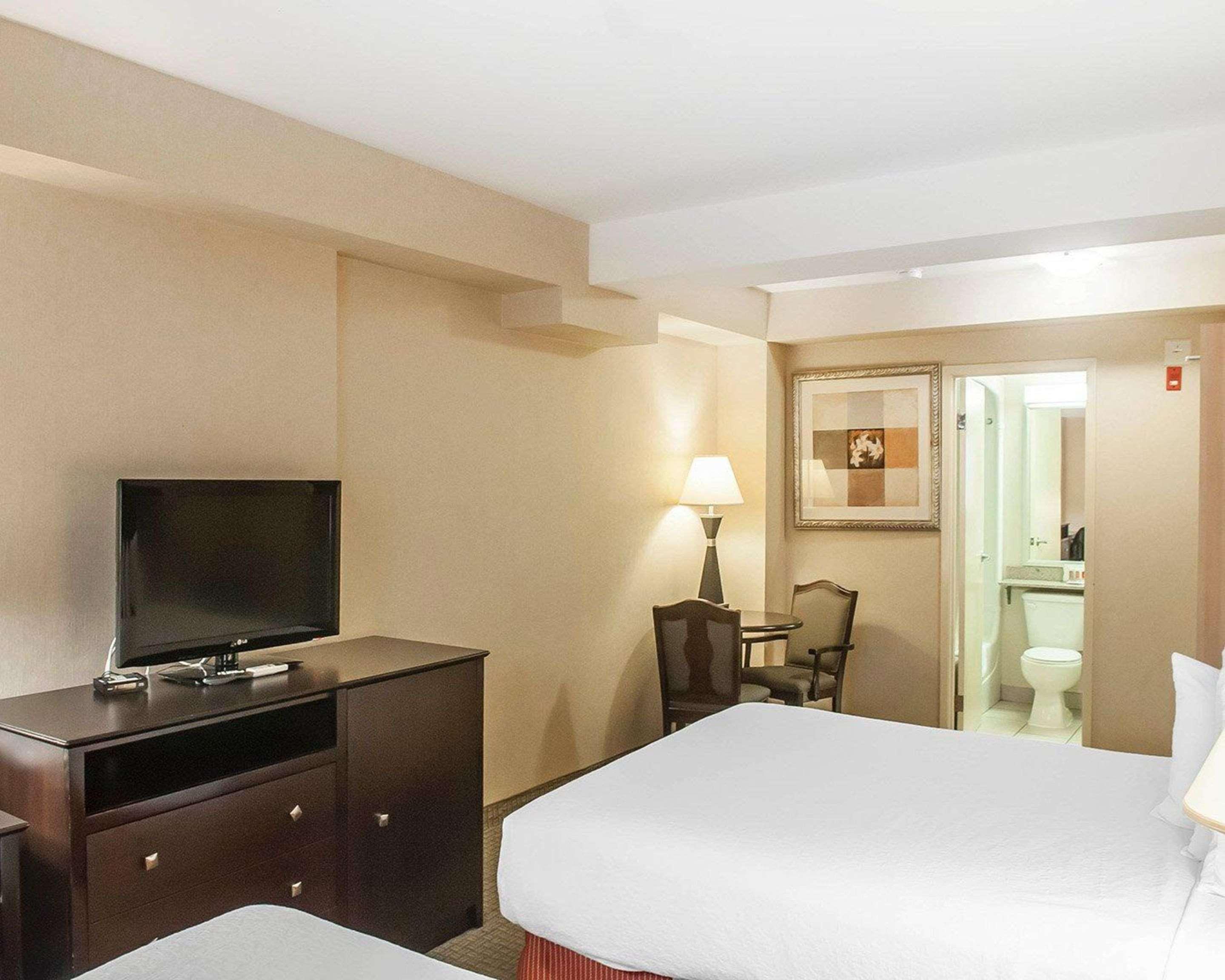 Econo Lodge Inn & Suites Downtown Toronto Buitenkant foto