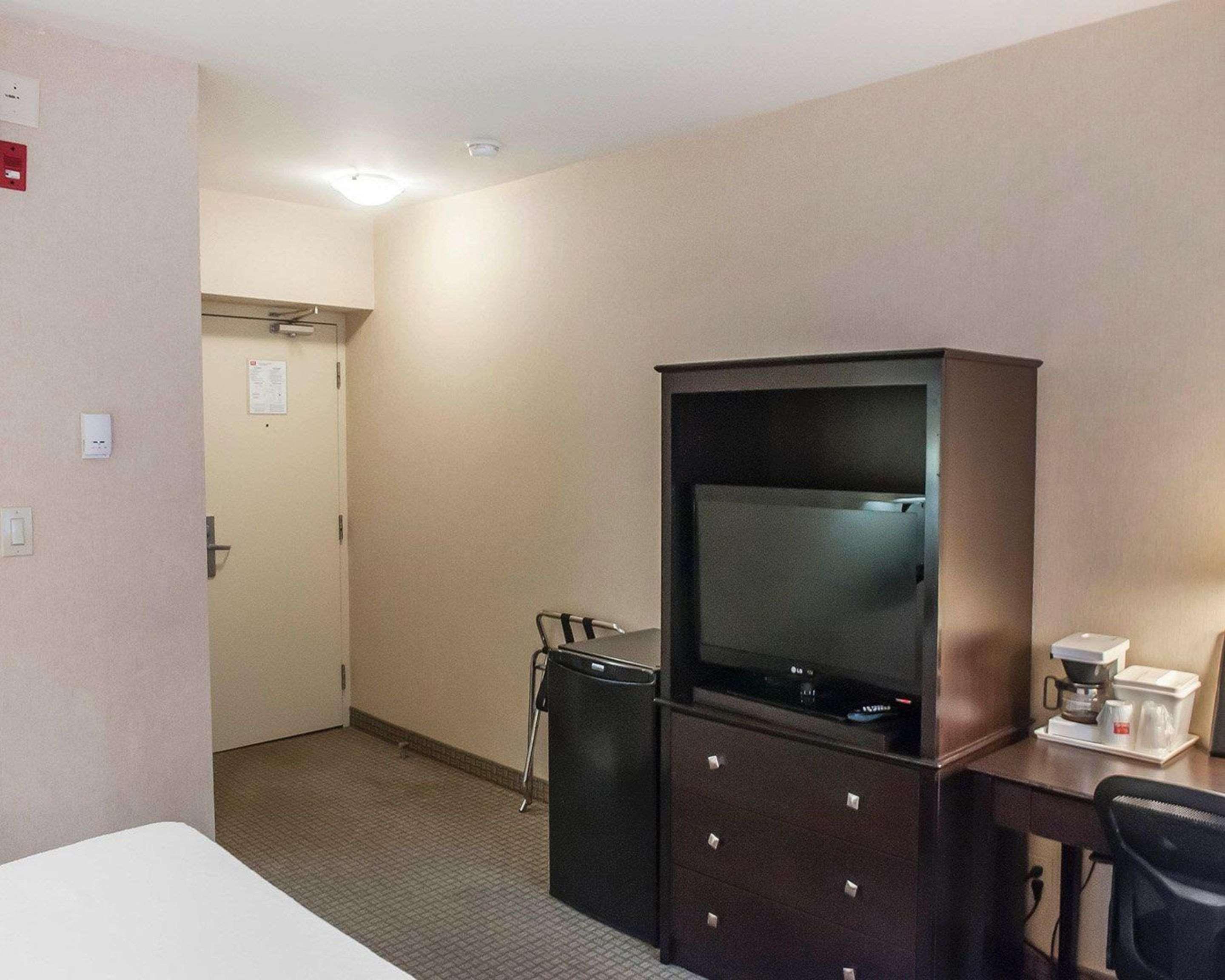 Econo Lodge Inn & Suites Downtown Toronto Buitenkant foto