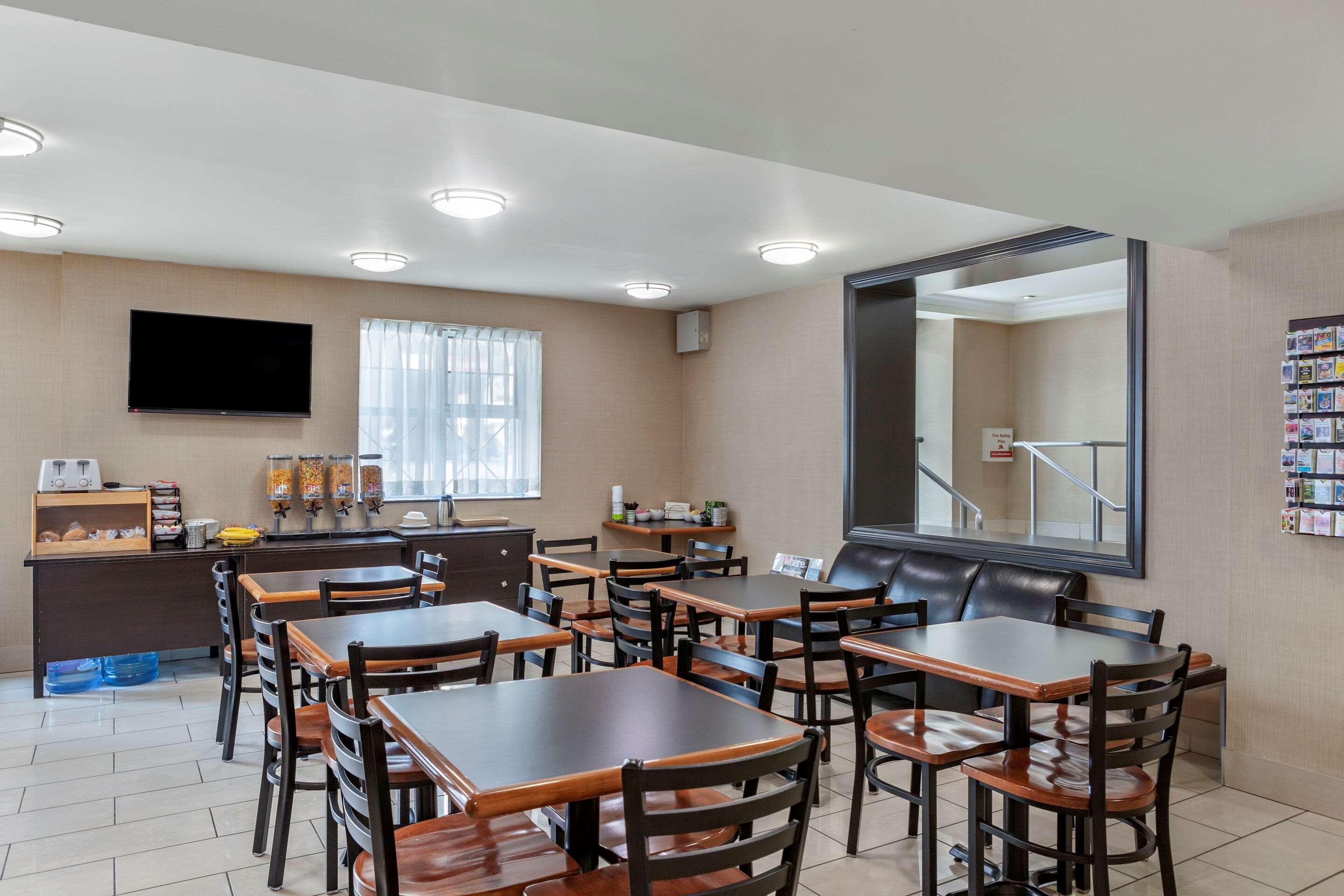 Econo Lodge Inn & Suites Downtown Toronto Buitenkant foto