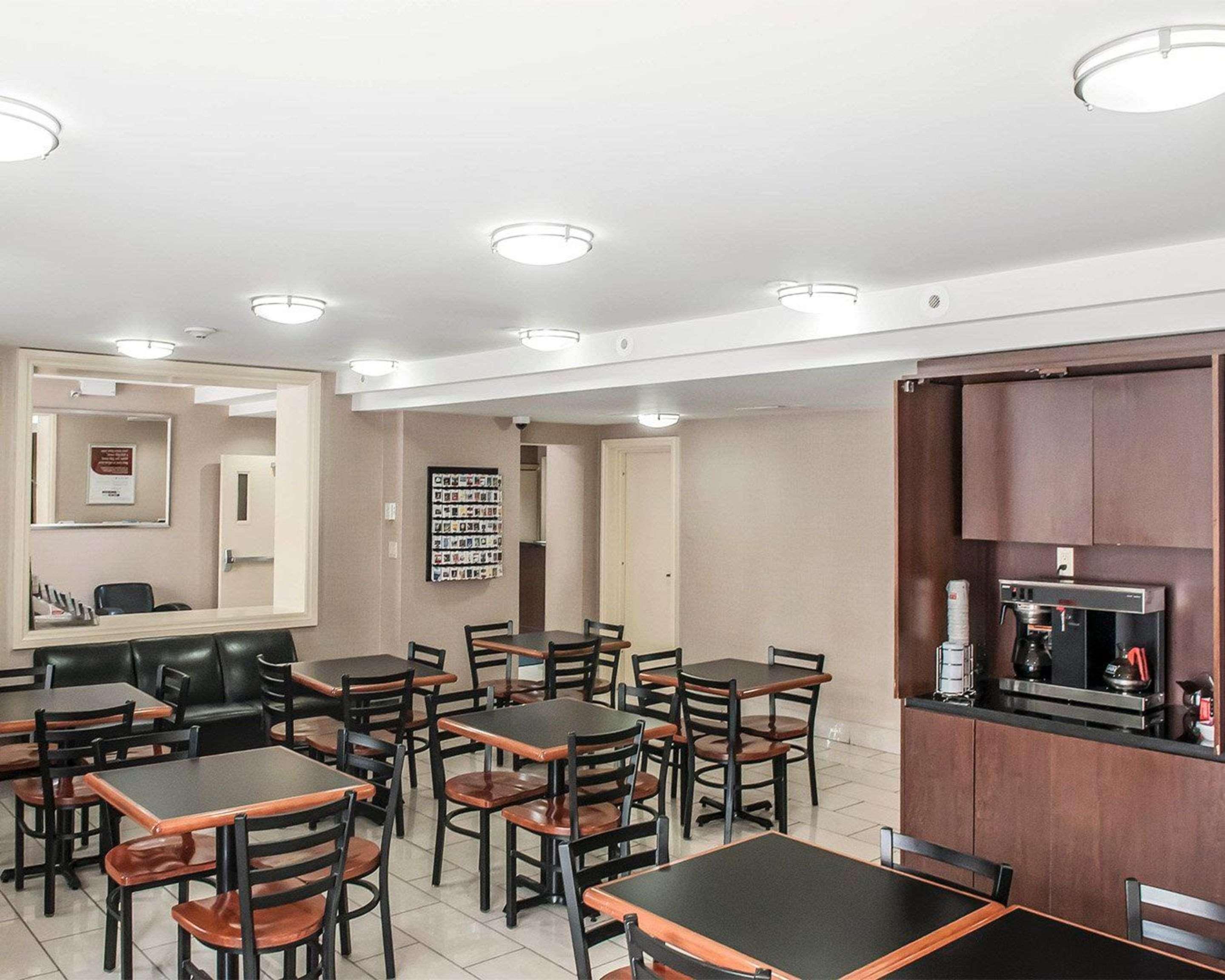 Econo Lodge Inn & Suites Downtown Toronto Buitenkant foto