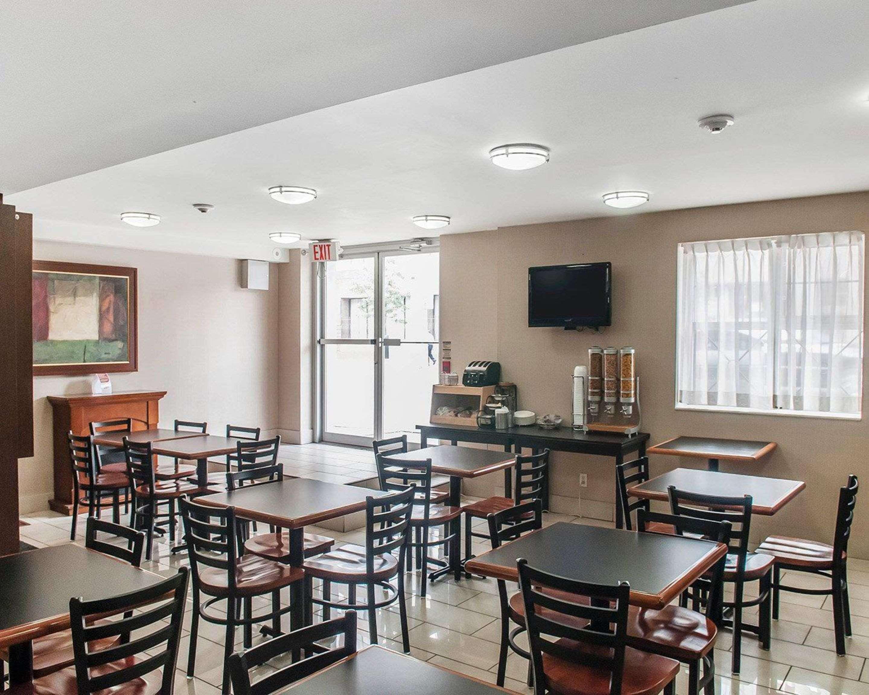 Econo Lodge Inn & Suites Downtown Toronto Buitenkant foto