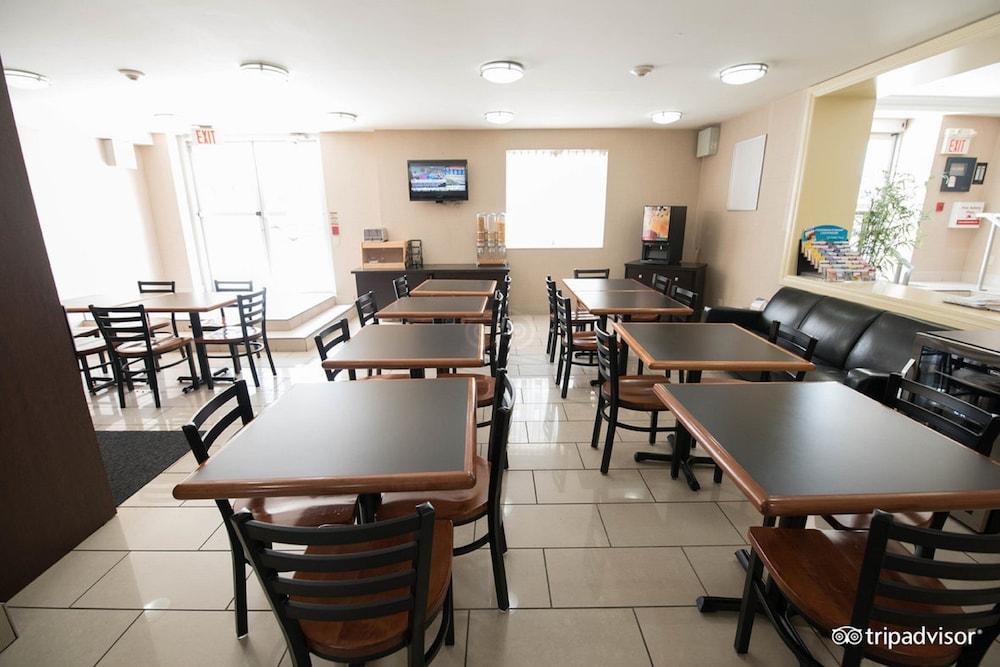 Econo Lodge Inn & Suites Downtown Toronto Buitenkant foto