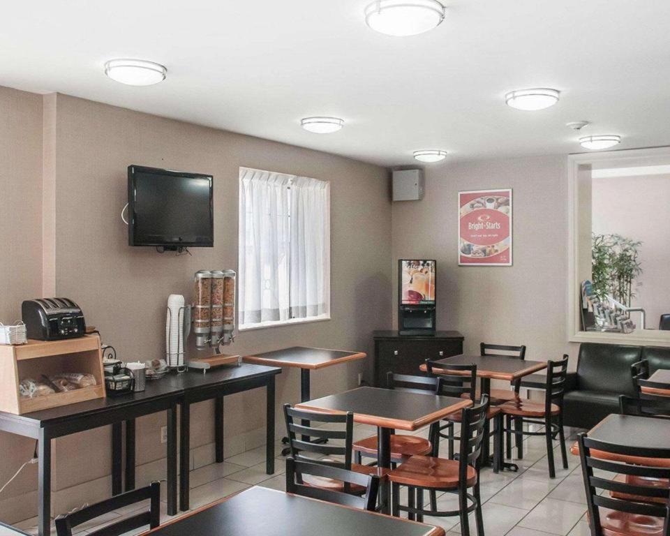 Econo Lodge Inn & Suites Downtown Toronto Buitenkant foto